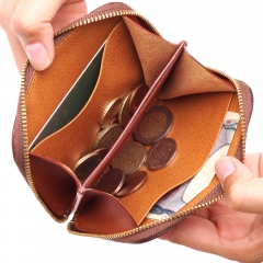 二つ折りのお札、小銭、カードが入るコンパクトな財布<br>小銭入れにはポケットタイプの仕切りがあるので、用途に応じて仕分けることも可能