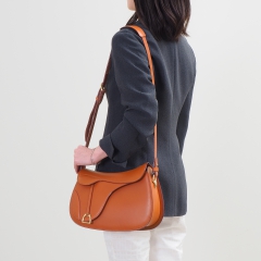 <a href=”https://www.itagaki.co.jp/products/items/P025.html”>別売りショルダー(P025)</a>をつけて