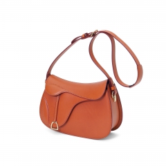 <a href=”https://www.itagaki.co.jp/products/items/P025.html”>別売りショルダー(P025)</a>をつけて