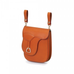 別売りの<a href=”https://www.itagaki.co.jp/products/items/P001.html”>ベルトバンド(P001)</a>を付けるとウエストポーチとして使えます