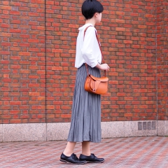 上品なデザインは装いのアクセントに