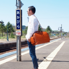 ソフトな革の質感が引き立つボストンバッグ