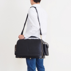 ソフトな革の質感が引き立つボストンバッグ