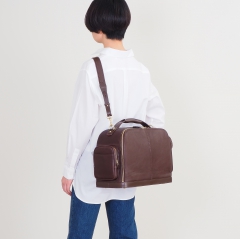 ソフトな革の質感が引き立つボストンバッグ