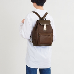 柔らかなソフト革で軽く背負いやすい構造