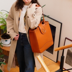 馬の装飾品からヒントを得た上品なデザイン