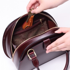 仕分けに便利なファスナーポケットは上品なジャガード生地