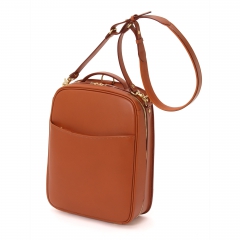 本体の金具に<a href=”https://www.itagaki.co.jp/products/items/P022.html”>別売りショルダー(P022)</a>を付ける事もできます