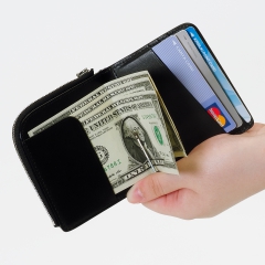 カードが3枚程度入ります<br> お札を留める金具(クリップ)は可動式でお札の出し入れも楽々