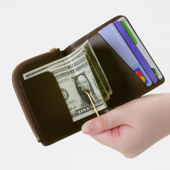 カードが3枚程度入ります<br> お札を留める金具(クリップ)は可動式でお札の出し入れも楽々