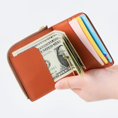 カードが3枚程度入ります<br> お札を留める金具(クリップ)は可動式でお札の出し入れも楽々