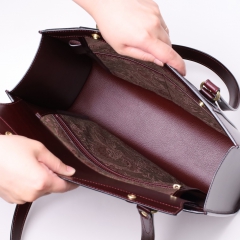 内装ポケットは上品なジャガード生地