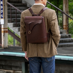 革本来の持つ個性や肌目を活かした鞍リュックサック