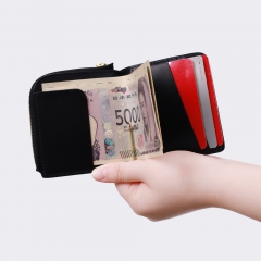 カードが3枚程度入ります<br>お札を留める金具(クリップ)は可動式でお札の出し入れも楽々