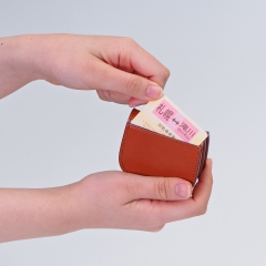 背面には、バスチケットなどが入る便利なポケットが付いています