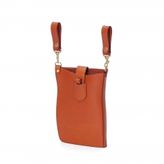 別売りの<a href=”https://www.itagaki.co.jp/products/items/P001.html”>ベルトバンド(P001)</a>を付けると、ウエストポーチとしても活躍します