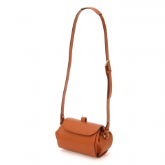 <a href=”https://www.itagaki.co.jp/products/items/P025.html”>別売りのショルダー(P025)</a>を付けて