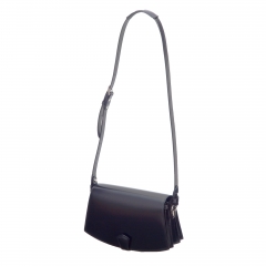 <a href=”https://www.itagaki.co.jp/products/items/PB025.html”>別売りのショルダー(P025B)</a>をつけて