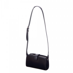 <a href=”https://www.itagaki.co.jp/products/items/PB024.html”>別売りショルダー(P024B)</a>を付けて