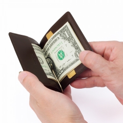 お札を留める金具は可動式なので、お札の出し入れも楽々