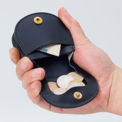内装にも革を使用した贅沢な作り<br>小銭入れの他にも、四角に畳んだお札が入るポケットがついています