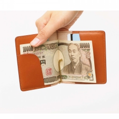 お札を留める金具は可動式なので、お札の出し入れも楽々