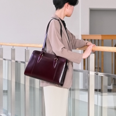 革の美しい表情が際立つシンプルな作り