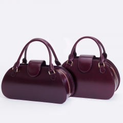 手前:<a href=”https://www.itagaki.co.jp/products/items/B561.html”>タウンボストンワイド(B561)</a>とのサイズ比較