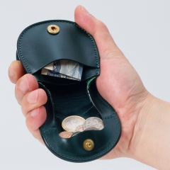 内装にも革を使用した贅沢な作り<br>小銭入れの他にも、四角に畳んだお札が入るポケットがついています