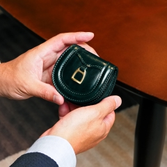 あぶみ金具が目を引く馬蹄型のコインケース