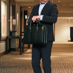 シンプルな王道のビジネスバッグ