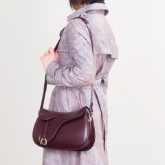 <a href=”https://www.itagaki.co.jp/products/items/P025B21.html”>別売りショルダー(P025B)</a>をつけて