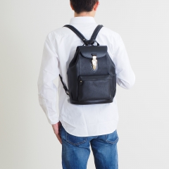 柔らかなソフト革で軽く背負いやすい構造