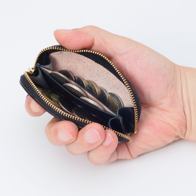 開口が大きく開き取り出しやすく、仕切りも付いているので仕分けも可能