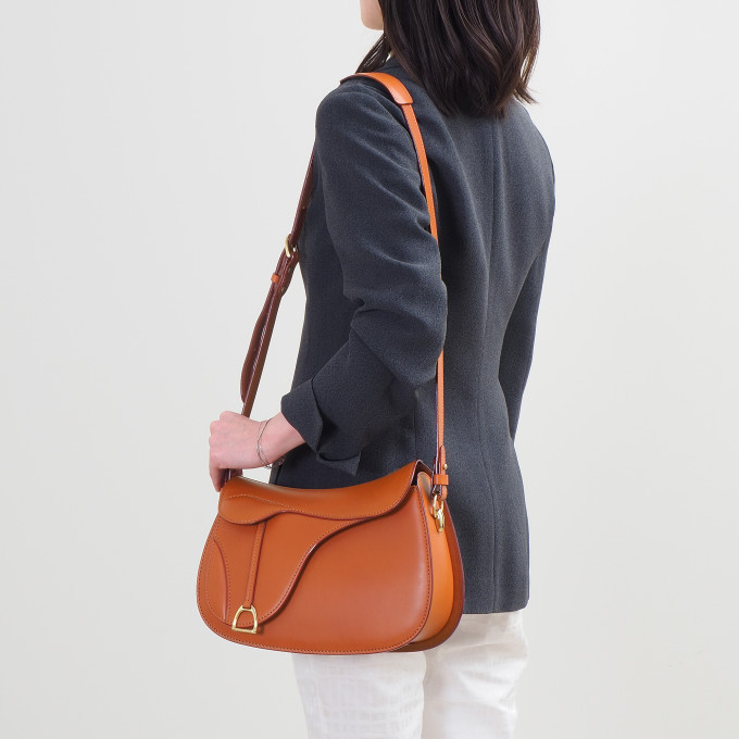<a href=”https://www.itagaki.co.jp/products/items/P025.html”>別売りショルダー(P025)</a>をつけて