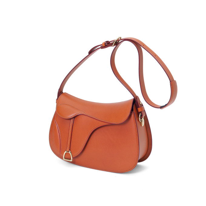 <a href=”https://www.itagaki.co.jp/products/items/P025.html”>別売りショルダー(P025)</a>をつけて