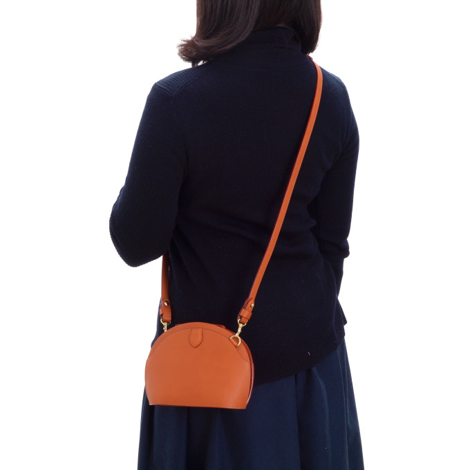 上品な貝がらフォルムのミニポシェット