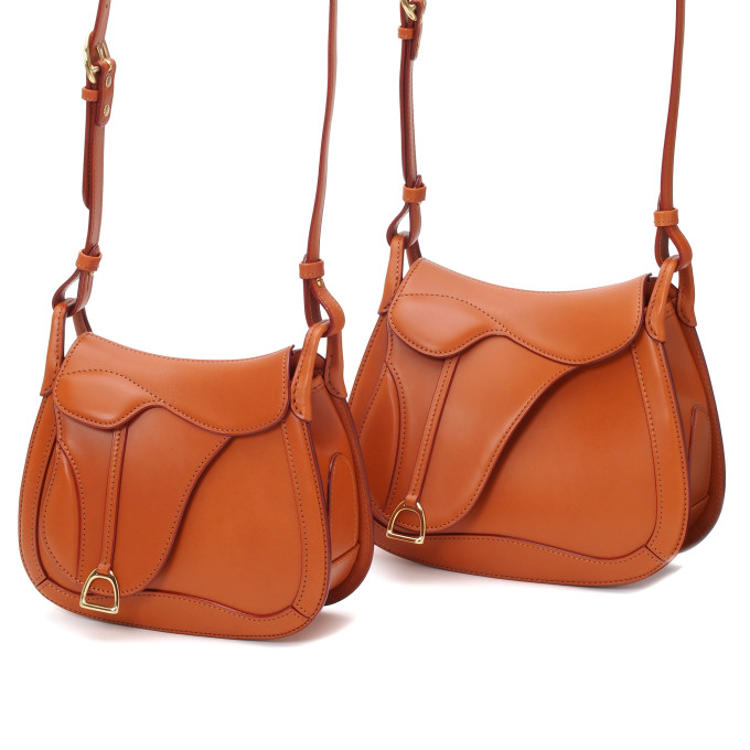 鞍ショルダー中(手前)と<a href=”https://www.itagaki.co.jp/products/items/E919.html”>E919 鞍ショルダー大</a>