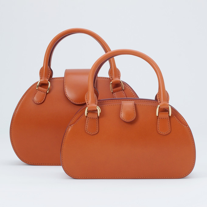 奥:<a href=”https://www.itagaki.co.jp/products/items/E560.html”>タウンボストン(E560)</a>とのサイズ比較