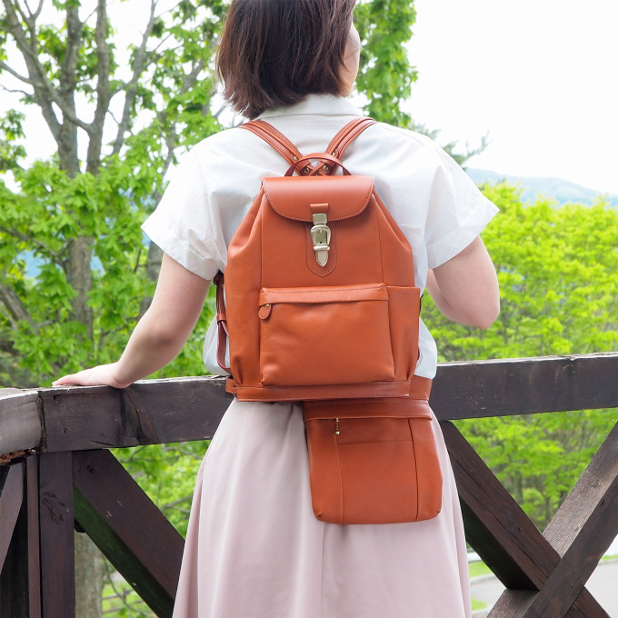柔らかなソフト革で軽く背負いやすい構造