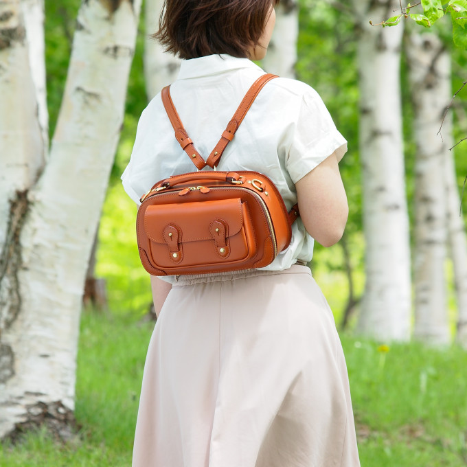 付属の背負いバンドを付けてリュックサックに
