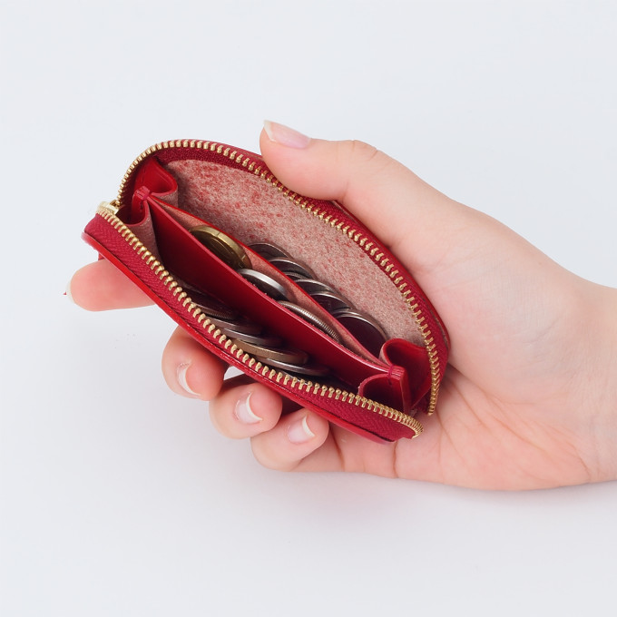 開口が大きく開き取り出しやすく、仕切りも付いているので仕分けも可能