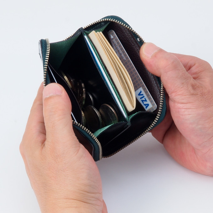 二つ折りのお札、小銭、カードが入るコンパクトな財布<br>小銭入れにはポケットタイプの仕切りがあるので、用途に応じて仕分けることも可能