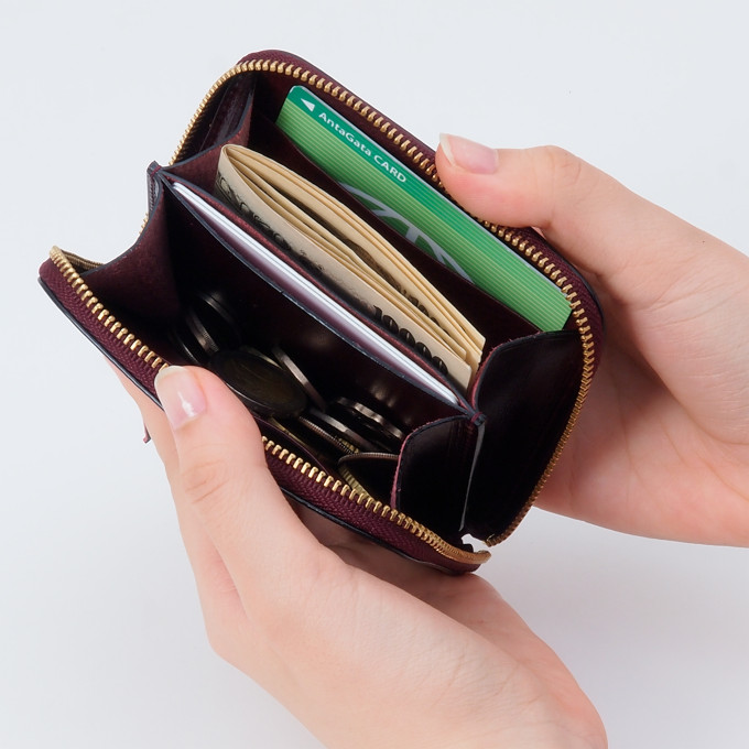 二つ折りのお札、小銭、カードが入るコンパクトな財布<br>小銭入れにはポケットタイプの仕切りがあるので、用途に応じて仕分けることも可能