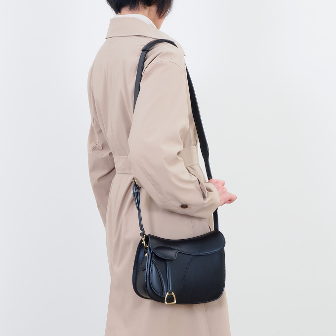上品なデザインは装いのアクセントに