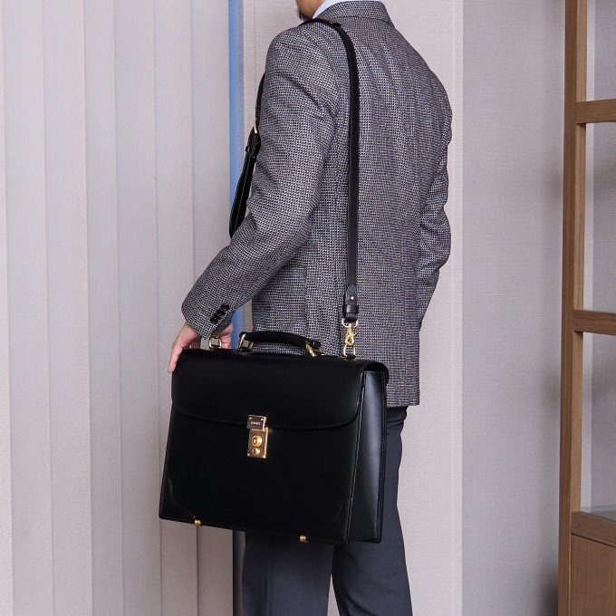 <a href=”https://www.itagaki.co.jp/products/items/PB025.html”>別売りショルダー(P025B)</a>を付けて、ショルダーバッグとしてもお使いいただけます