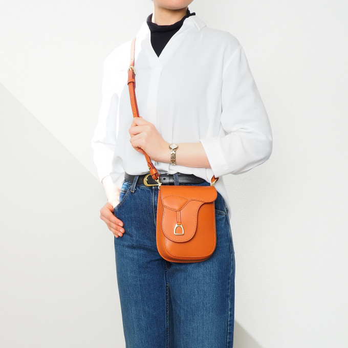 付属のショルダーストラップを付けてポシェットに