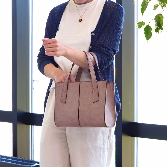 革の質感が感じられるシンプルなデザイン
