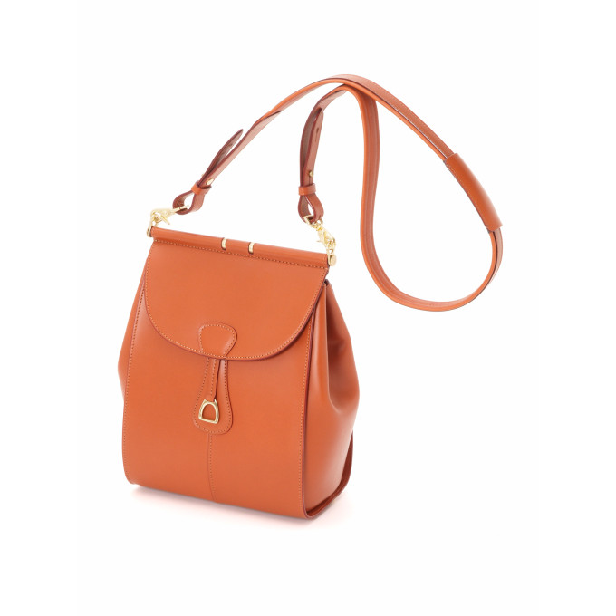 <a href=”https://www.itagaki.co.jp/products/items/P022.html”>別売りショルダー(P022)</a>をつけて