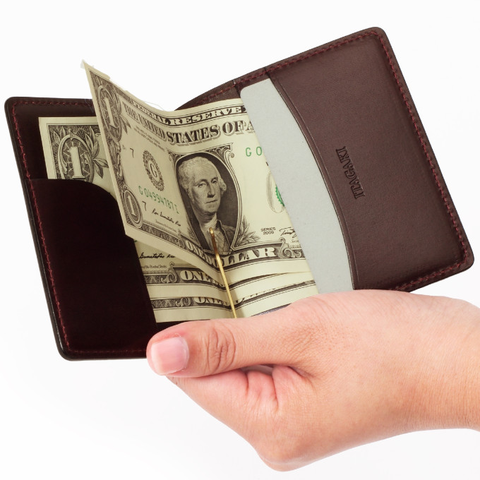 お札を留める金具は可動式なので、お札の出し入れも楽々